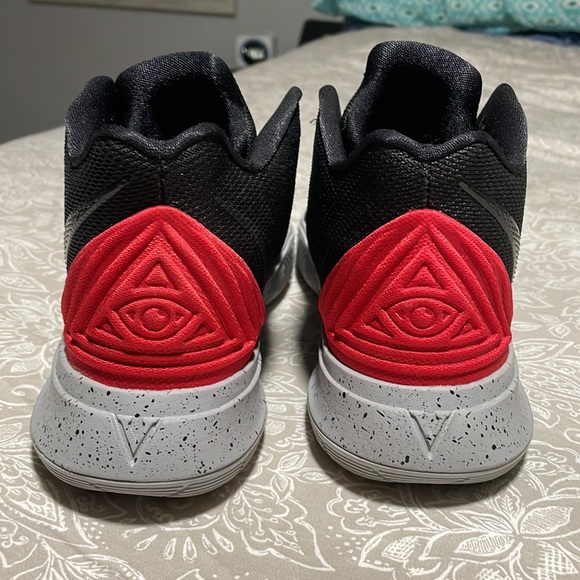 Kyrie 5 bred - Picture 2 of 6